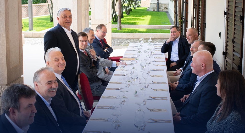 Itt a társadalom válasza a megszorításokra: mélyponton a kormánypártok népszerűsége